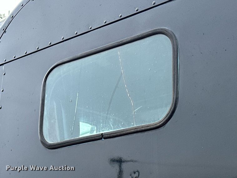 image for item OM9835 1999 Peterbilt  379 semi truck