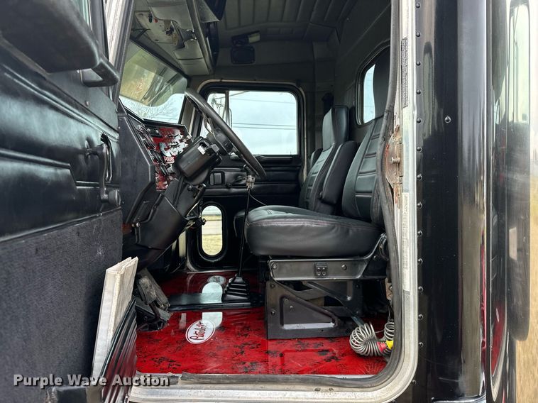 image for item OM9835 1999 Peterbilt  379 semi truck