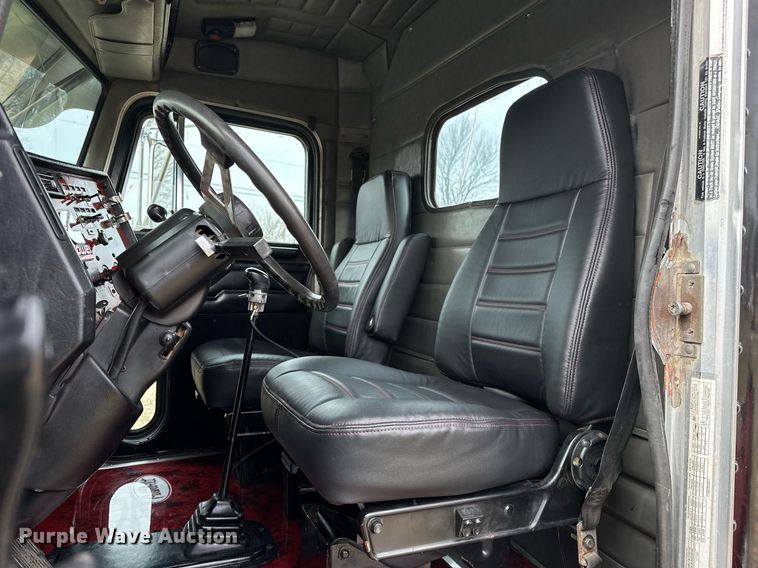 image for item OM9835 1999 Peterbilt  379 semi truck