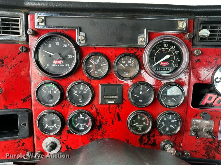 image for item OM9835 1999 Peterbilt  379 semi truck