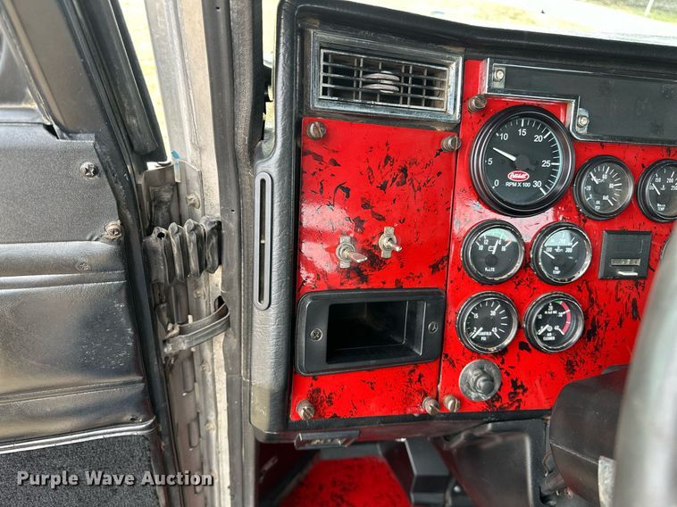 image for item OM9835 1999 Peterbilt  379 semi truck