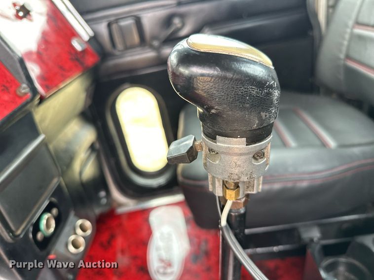 image for item OM9835 1999 Peterbilt  379 semi truck