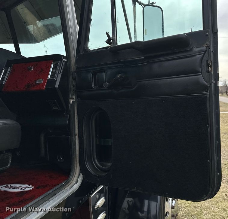 image for item OM9835 1999 Peterbilt  379 semi truck