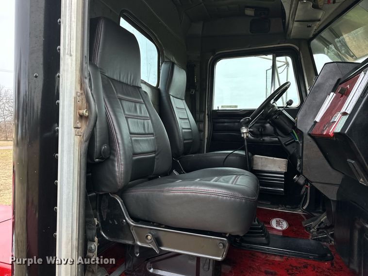 image for item OM9835 1999 Peterbilt  379 semi truck