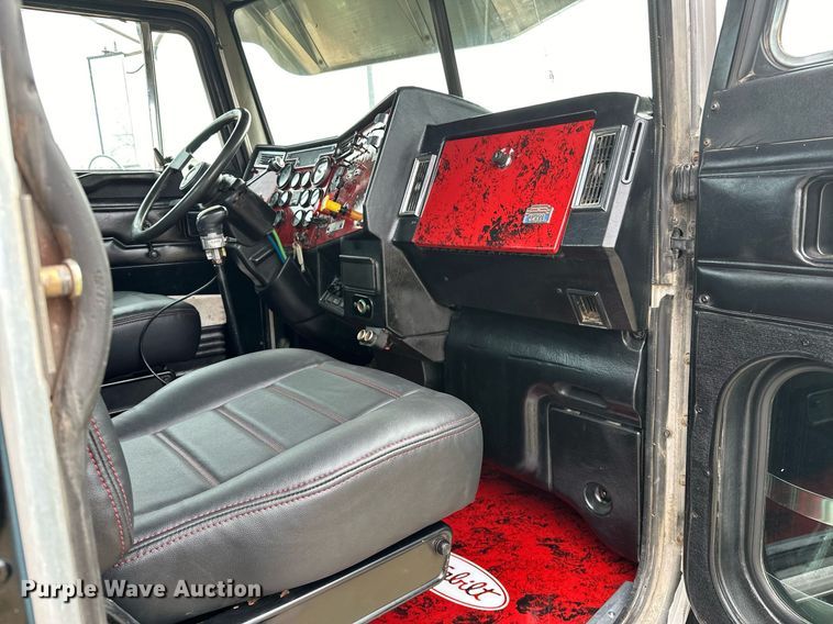 image for item OM9835 1999 Peterbilt  379 semi truck