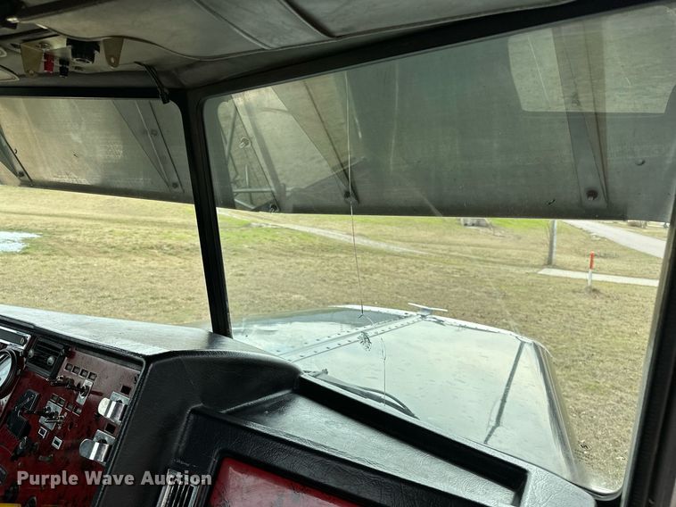 image for item OM9835 1999 Peterbilt  379 semi truck