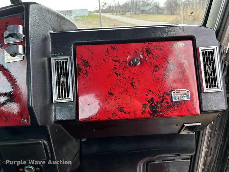 image for item OM9835 1999 Peterbilt  379 semi truck