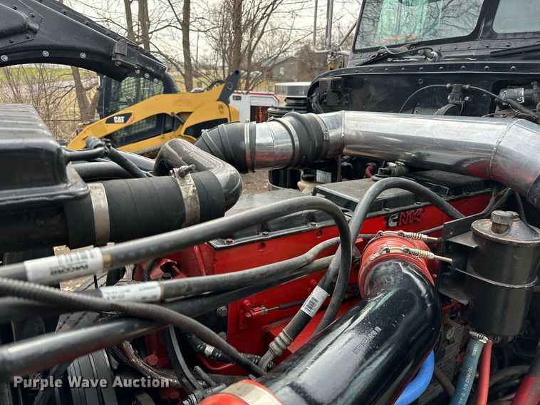 image for item OM9835 1999 Peterbilt  379 semi truck