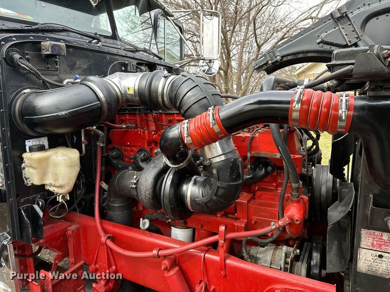 image for item OM9835 1999 Peterbilt  379 semi truck