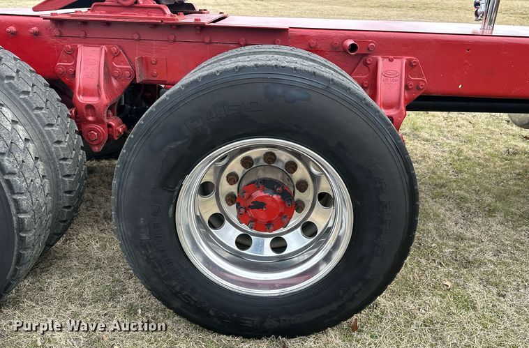 image for item OM9835 1999 Peterbilt  379 semi truck