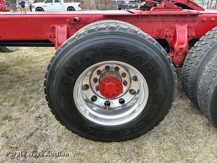 image for item OM9835 1999 Peterbilt  379 semi truck