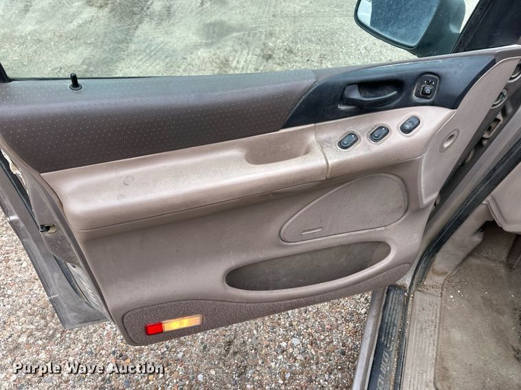 image for item DH1928 1995 Ford Windstar van