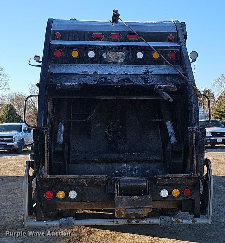 image for item DK0553 2008 Mack MRU613 refuse truck