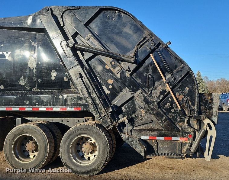 image for item DK0553 2008 Mack MRU613 refuse truck