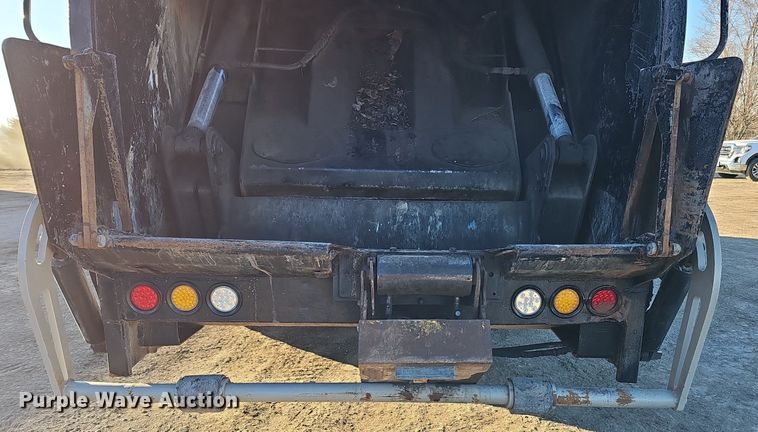 image for item DK0553 2008 Mack MRU613 refuse truck