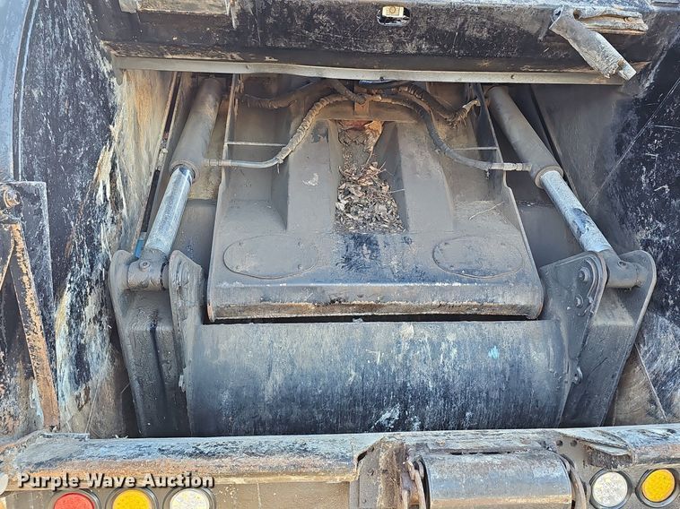 image for item DK0553 2008 Mack MRU613 refuse truck