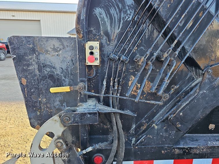 image for item DK0553 2008 Mack MRU613 refuse truck