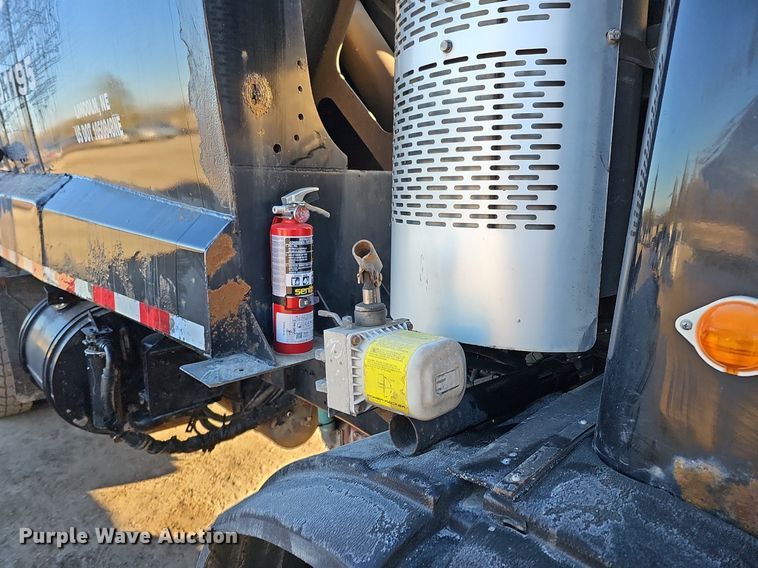 image for item DK0553 2008 Mack MRU613 refuse truck