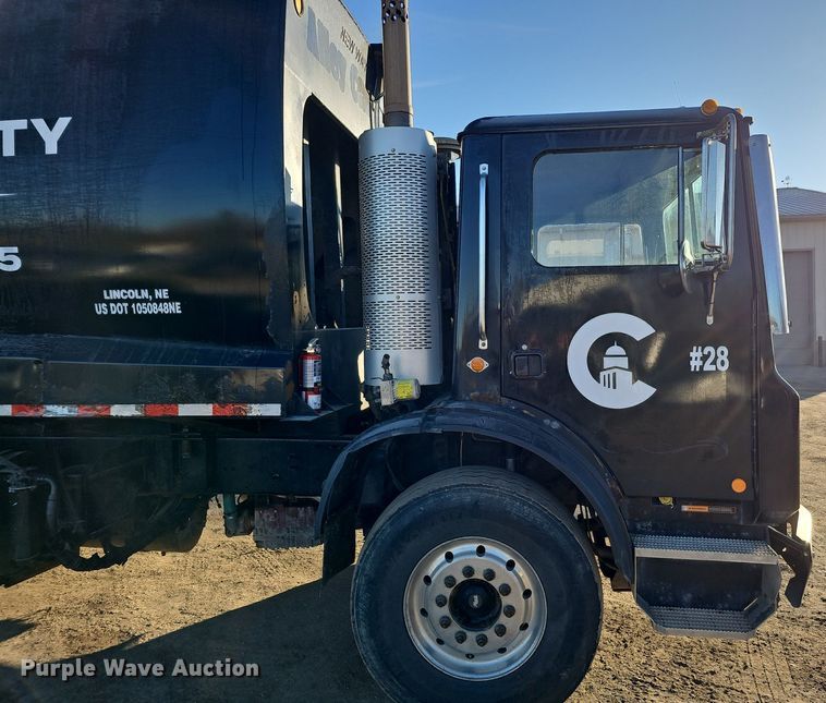 image for item DK0553 2008 Mack MRU613 refuse truck