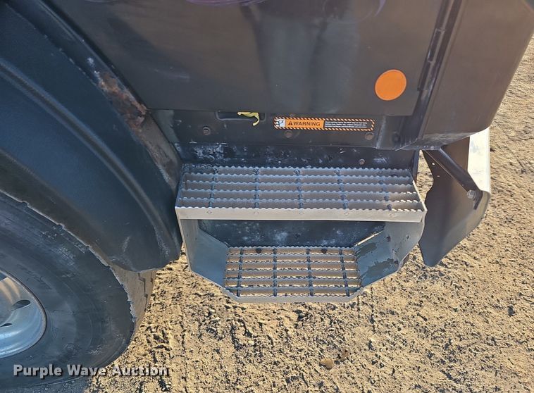 image for item DK0553 2008 Mack MRU613 refuse truck