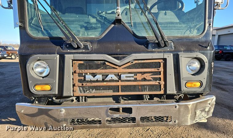 image for item DK0553 2008 Mack MRU613 refuse truck