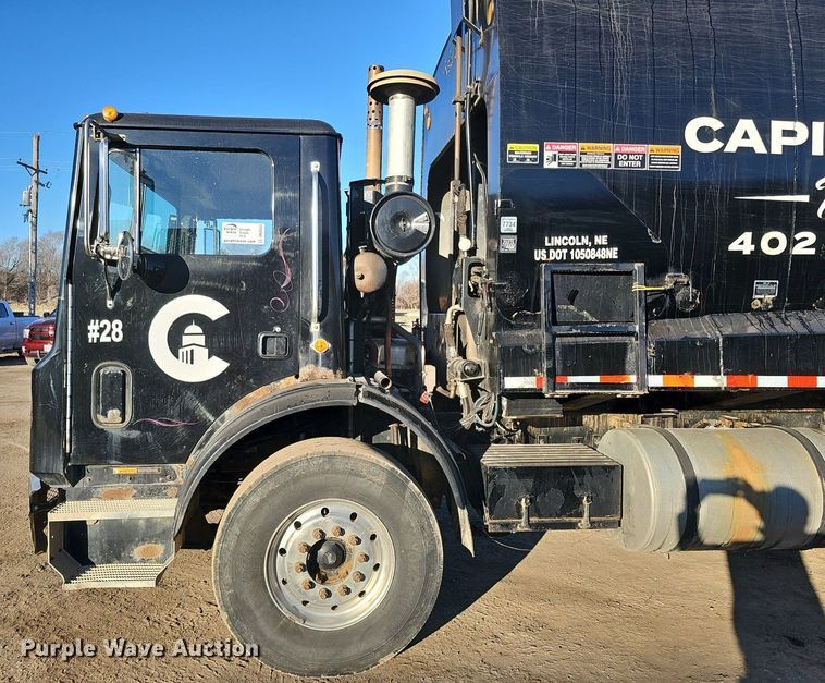 image for item DK0553 2008 Mack MRU613 refuse truck