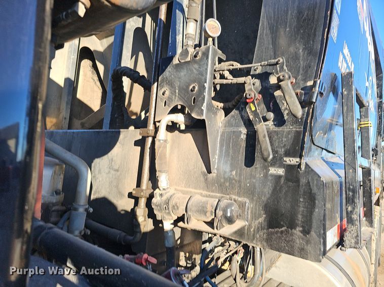 image for item DK0553 2008 Mack MRU613 refuse truck