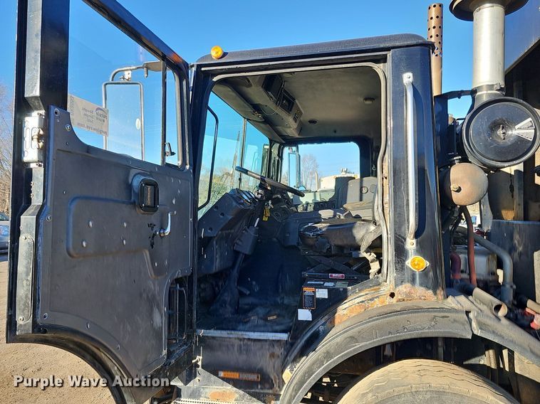 image for item DK0553 2008 Mack MRU613 refuse truck