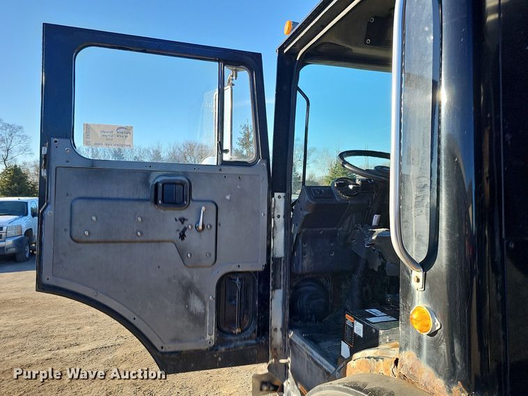 image for item DK0553 2008 Mack MRU613 refuse truck