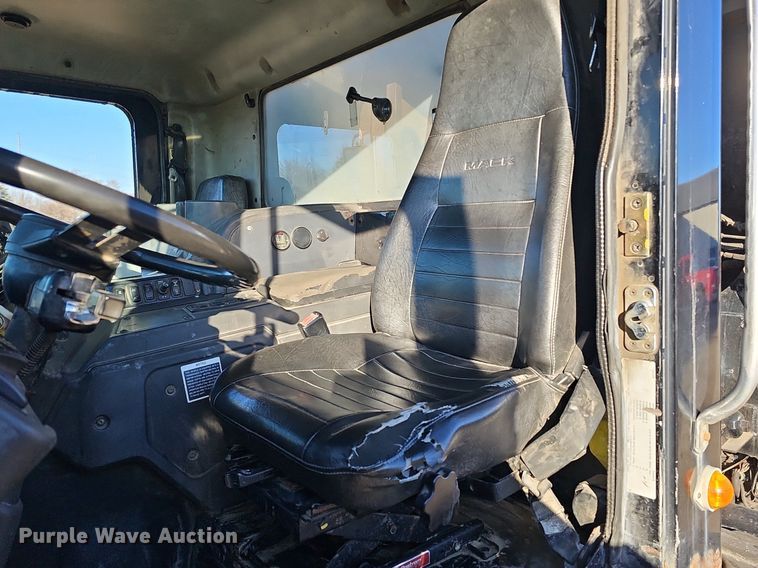 image for item DK0553 2008 Mack MRU613 refuse truck