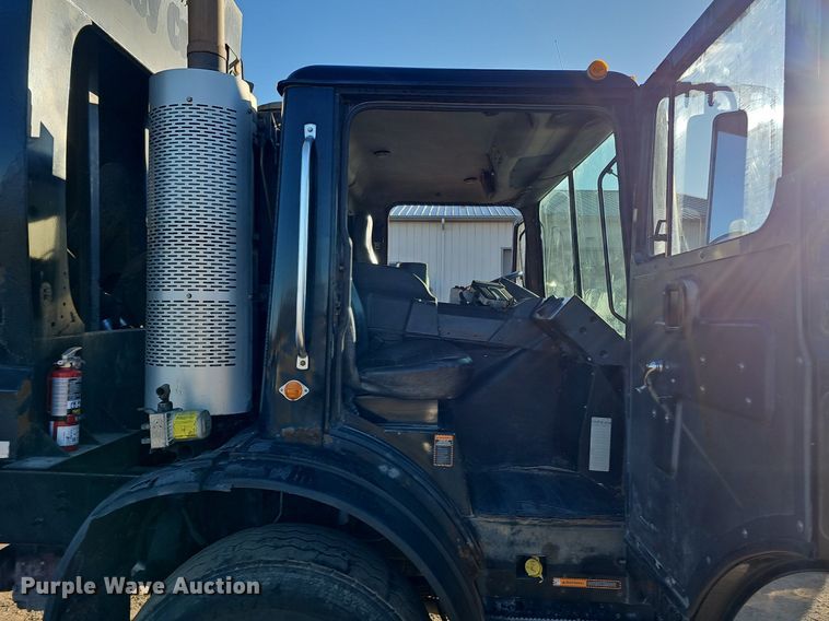 image for item DK0553 2008 Mack MRU613 refuse truck