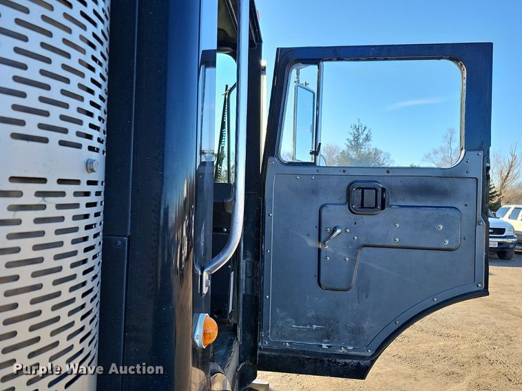 image for item DK0553 2008 Mack MRU613 refuse truck