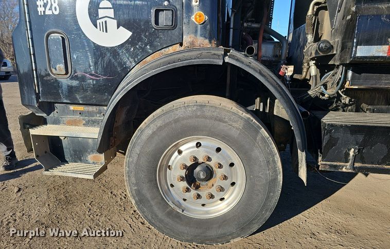 image for item DK0553 2008 Mack MRU613 refuse truck