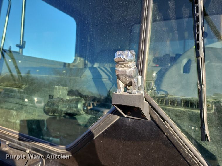 image for item DK0553 2008 Mack MRU613 refuse truck