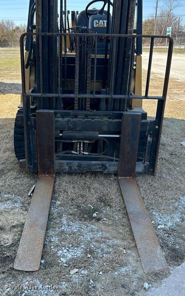 image for item DN0710 1999 Caterpillar  GC40K forklift