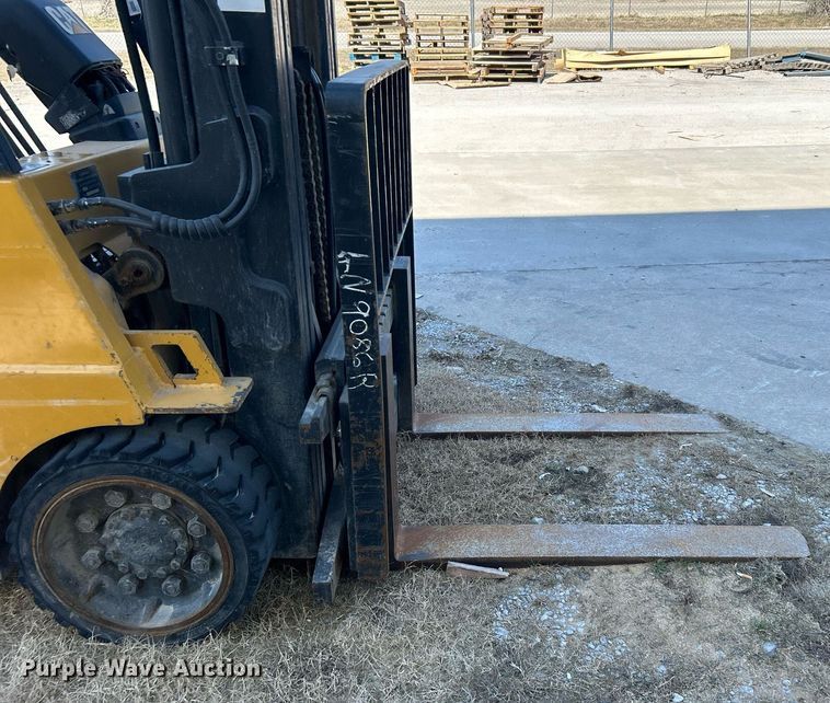 image for item DN0710 1999 Caterpillar  GC40K forklift