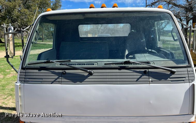 image for item DQ2367 1995 Mitsubishi  FUSO FE439 flatbed truck