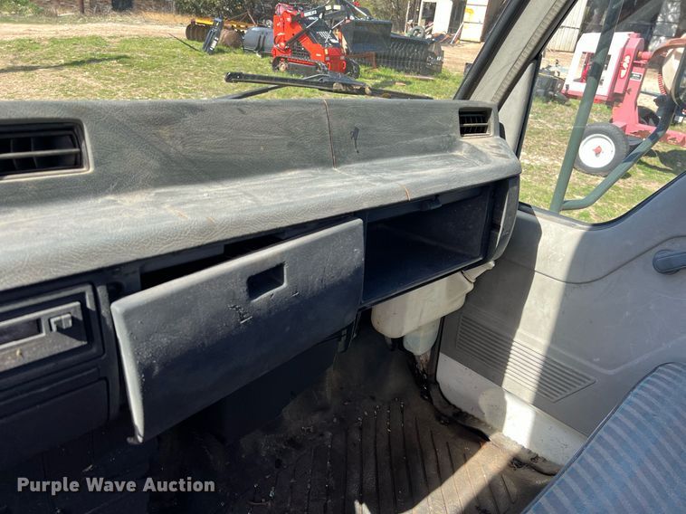 image for item DQ2367 1995 Mitsubishi  FUSO FE439 flatbed truck