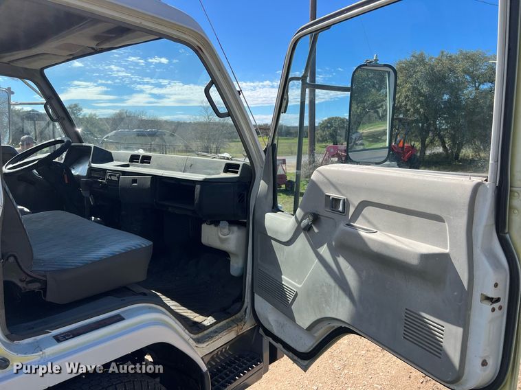 image for item DQ2367 1995 Mitsubishi  FUSO FE439 flatbed truck