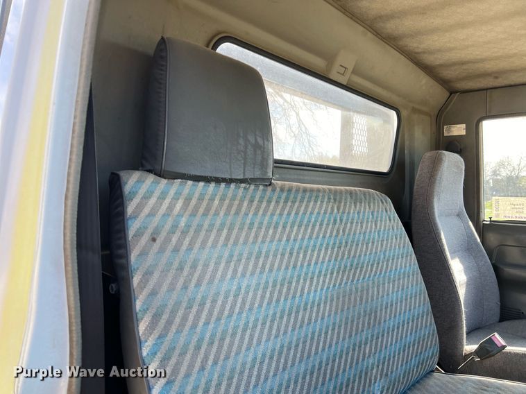 image for item DQ2367 1995 Mitsubishi  FUSO FE439 flatbed truck