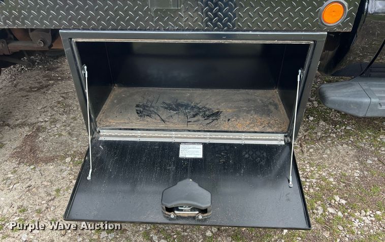 image for item DS2878 2016 Ford F550 Super Duty XLT Crew Cab flatbed truck