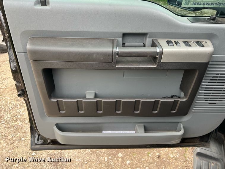 image for item DS2878 2016 Ford F550 Super Duty XLT Crew Cab flatbed truck