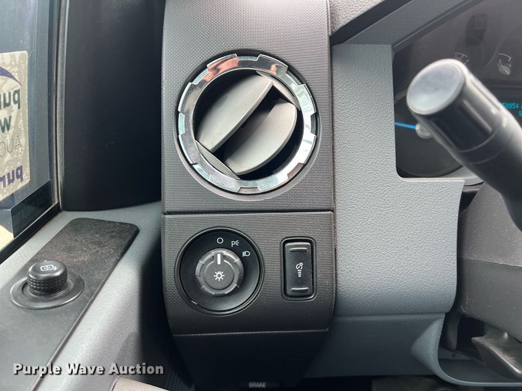 image for item DS2878 2016 Ford F550 Super Duty XLT Crew Cab flatbed truck