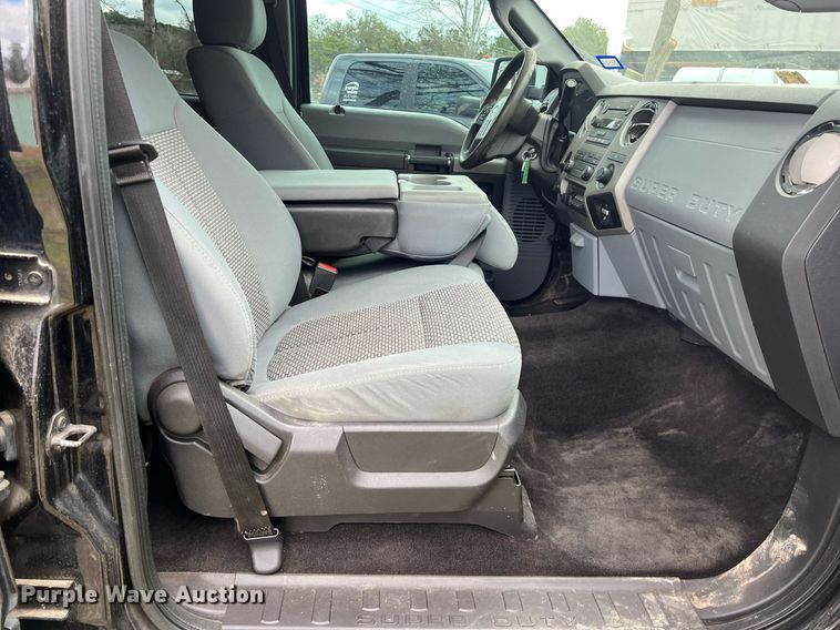 image for item DS2878 2016 Ford F550 Super Duty XLT Crew Cab flatbed truck