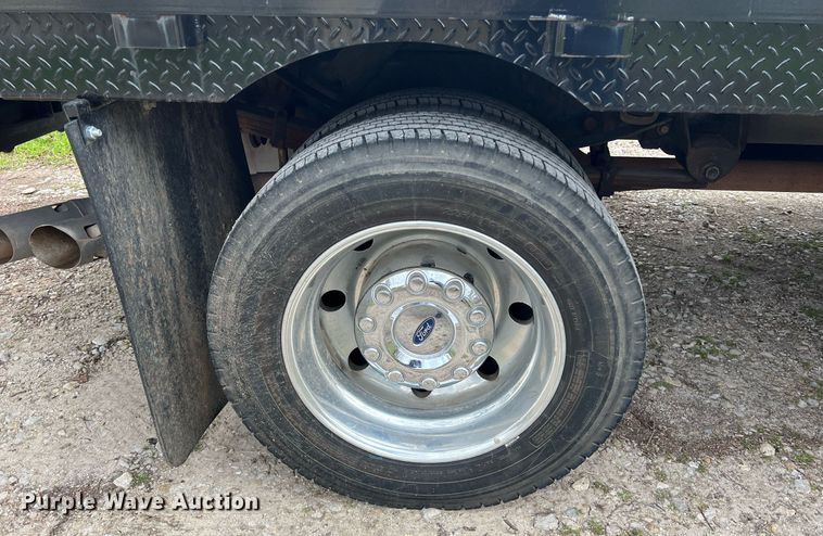 image for item DS2878 2016 Ford F550 Super Duty XLT Crew Cab flatbed truck