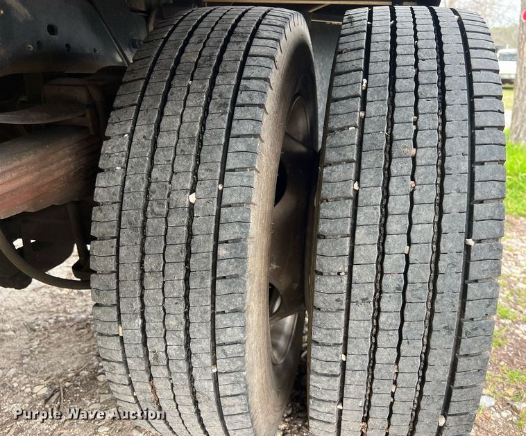 image for item DS2878 2016 Ford F550 Super Duty XLT Crew Cab flatbed truck