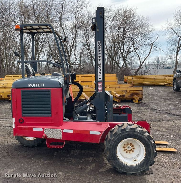 image for item DS5415 2012 Moffett M70 forklift