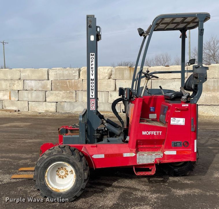 image for item DS5415 2012 Moffett M70 forklift