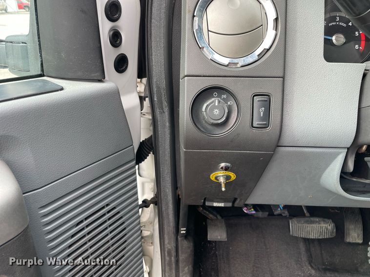 image for item DS5462 2011 Ford  F550 Super Duty XLT box truck