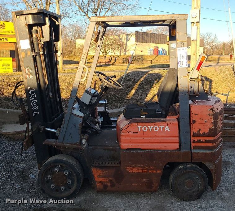 image for item DS7303 Toyota 5FGC25 forklift